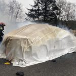 Selimut api (fire blanket) untuk padamkan EV terbakar