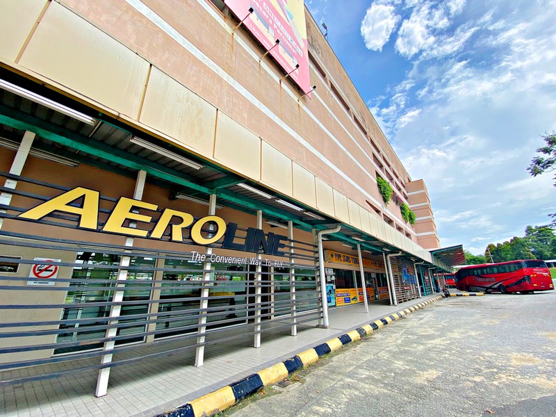 Terminal bas di pusat beli-belah 1 Utama.