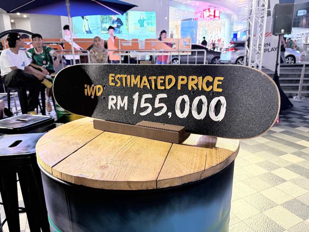 iCAUR V23 (RHD) tayang di Malaysia