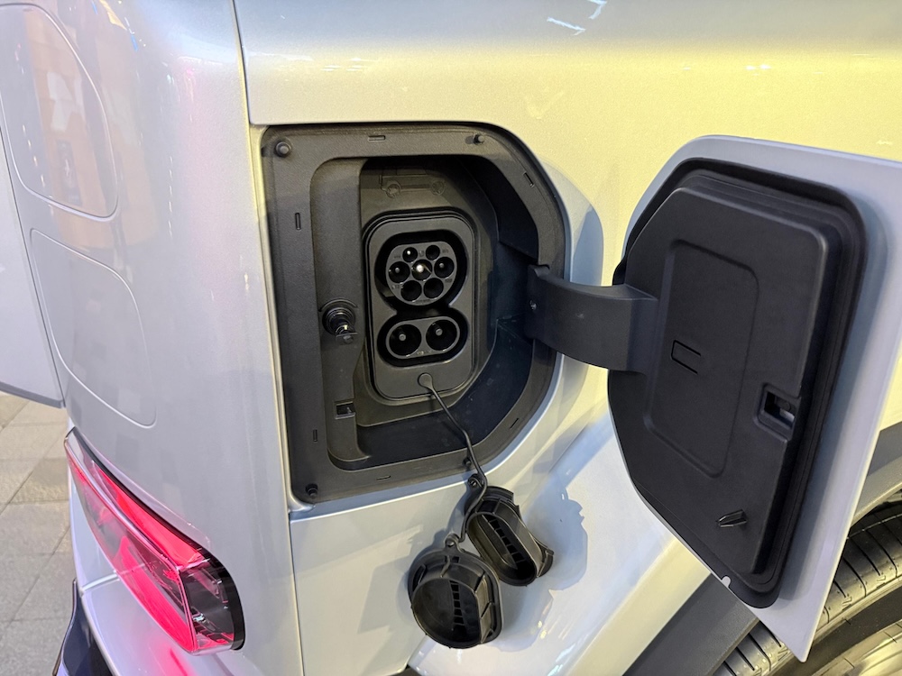 iCAUR V23 (RHD) tayang di Malaysia