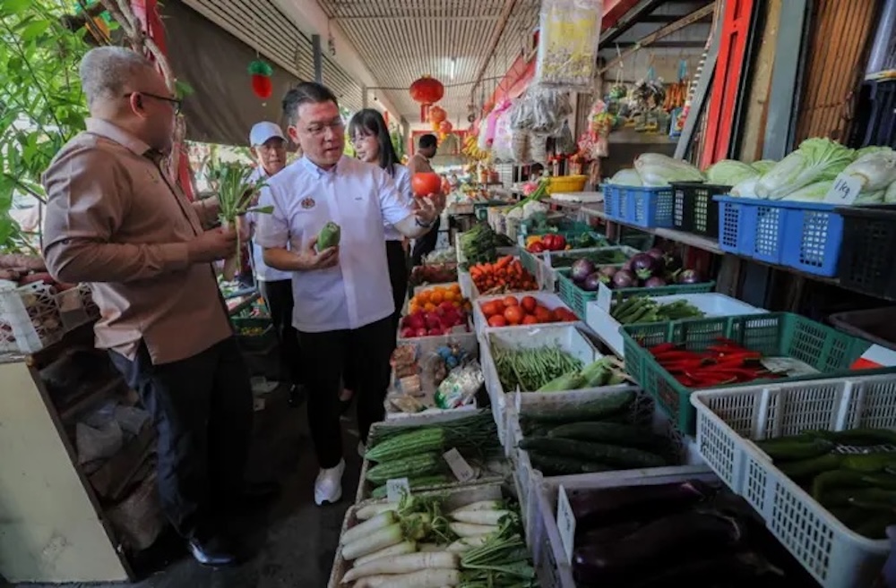Menteri Perumahan dan Kerajaan Tempata, Nga Kor Ming melawat Pasar Taman Canning, Ipoh.