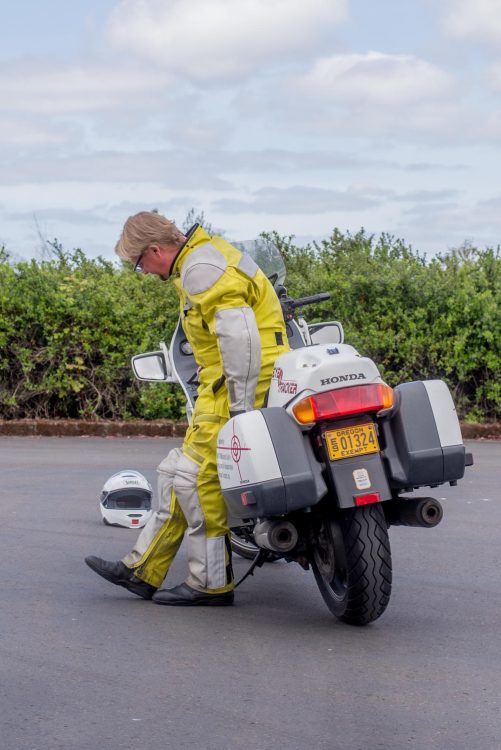 Cara angkat motosikal besar bila jatuh