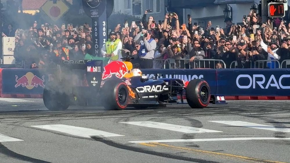 Jentera F1 Red Bull RB7 terbakar ketika demo