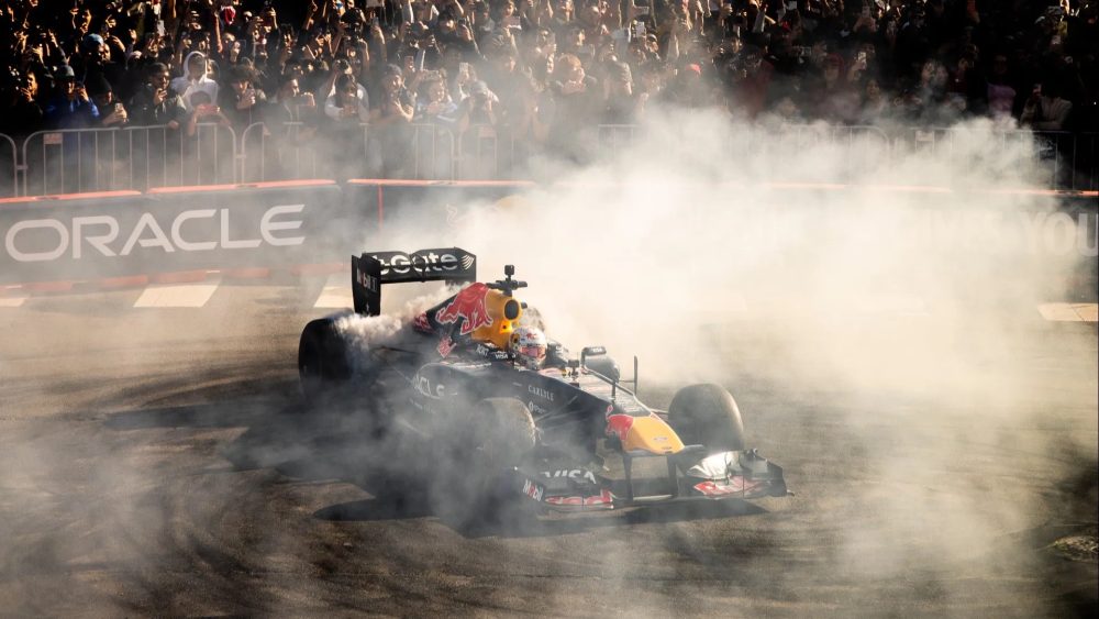 Jentera F1 Red Bull RB7 terbakar ketika demo
