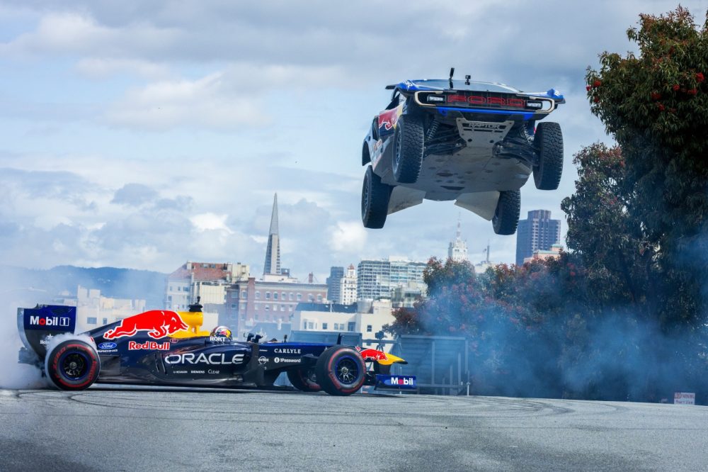 Jentera F1 Red Bull RB7 terbakar ketika demo