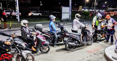Penunggang Filipina isi petrol