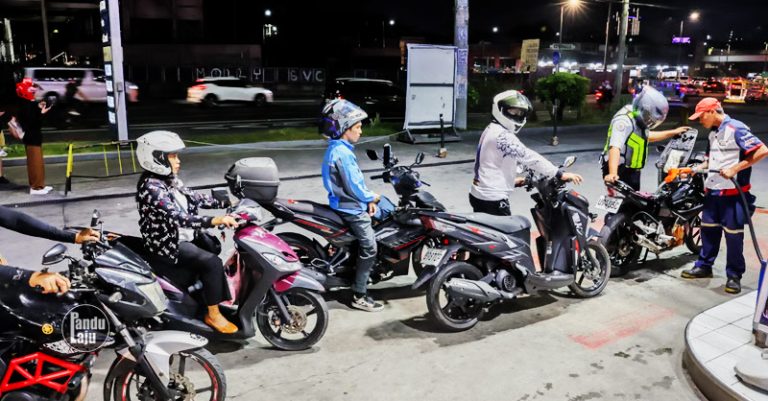 Penunggang Filipina isi petrol