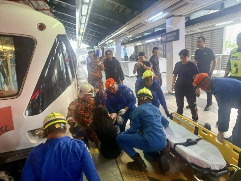 Wanita jatuh platform stesen LRT Abdullah Hukum
