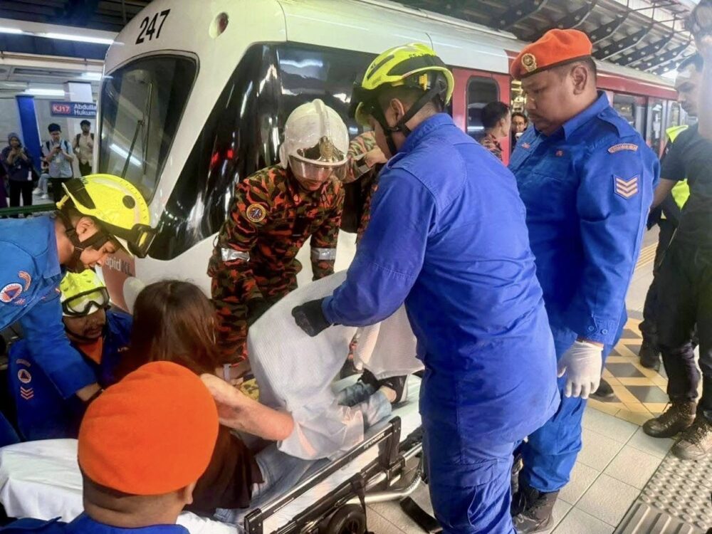 Wanita jatuh platform stesen LRT Abdullah Hukum