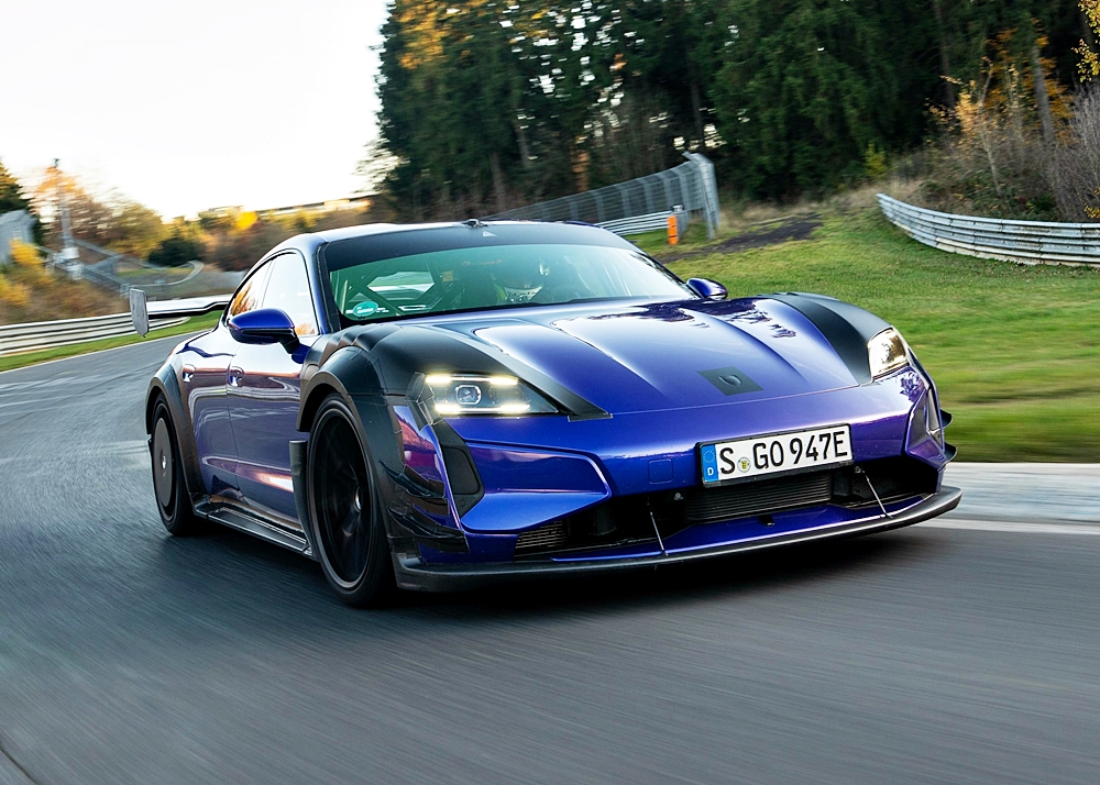 Porsche Taycan Turbo GT dengan Kit Manthey