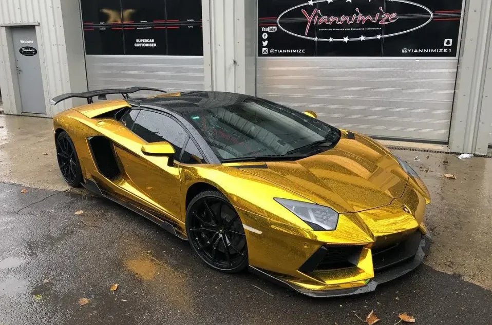 Aubameyang memiliki Lamborghini Aventador Roadster dibalut krom emas