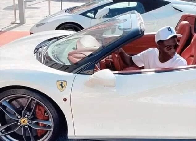 Bukayo Saka memandu Ferrari 458 Spider