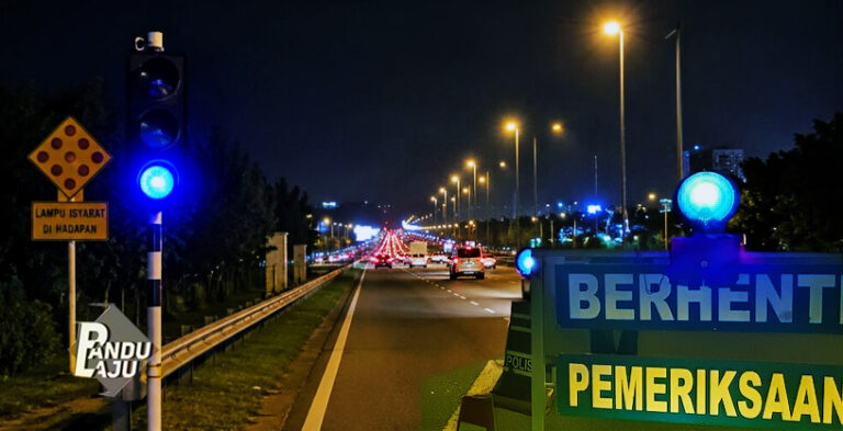 Lampu isyarat biru di jalan raya