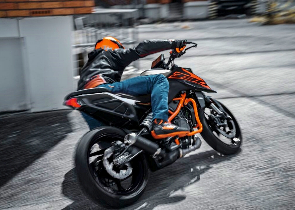 MATRYX 3PW24000740X; TENSION V2 JACKET 3PW24000770X; RIDING JEANS V2 3PW22000100X, RADICAL X V3 3PW24000790X; FASTER 3 KNITTED 3PW23000110X