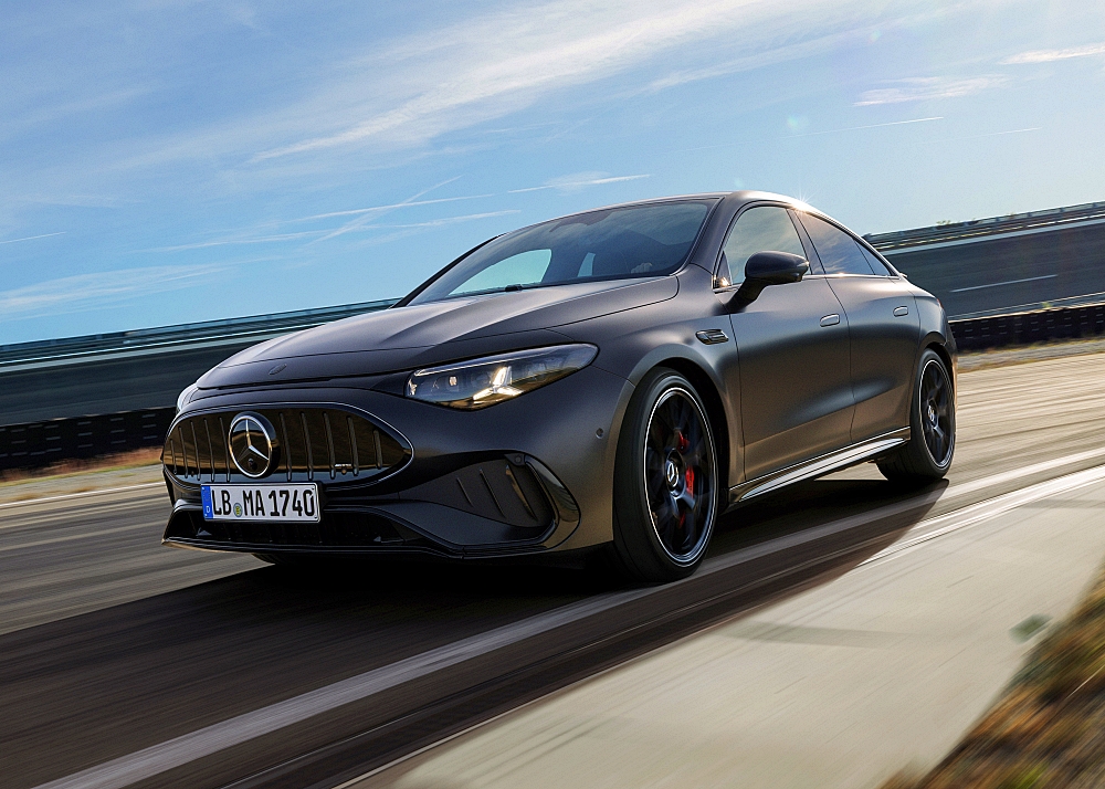 Der neue elektrische Mercedes-AMG CLA 45 4MATIC+. Exterieur Farbe: MANUFAKTUR graphit grau magno Interieur Polster: ARTICO/Microcut schwarz / racegelb Energieverbrauch kombiniert: 18,7‒16,5 kWh/100 km | CO₂-Emissionen kombiniert: 0 g/km | CO₂-Klasse: A Die Angaben sind vorläufig. Es liegen bislang weder bestätigte Werte von einer amtlich anerkannten Prüforganisation noch eine EG-Typgenehmigung noch eine Konformitätsbescheinigung mit amtlichen Werten vor. Abweichungen zwischen den Angaben und den amtlichen Werten sind möglich. The new Mercedes-AMG CLA 45 4MATIC+ electric. Exterior color: MANUFAKTUR graphite grey magno Interior color: ARTICO Microcut black / race yellow Energy consumption combined: 18.7–16.5 kWh/100 km | Combined CO₂ emissions: 0 g/km | CO₂ class: A The figures are provisional. To date, there are no confirmed figures from an officially recognised testing organisation, nor is there an EC type-approval or a certificate of conformity containing official figures. There may be discrepancies between the figures provided and the official figures.