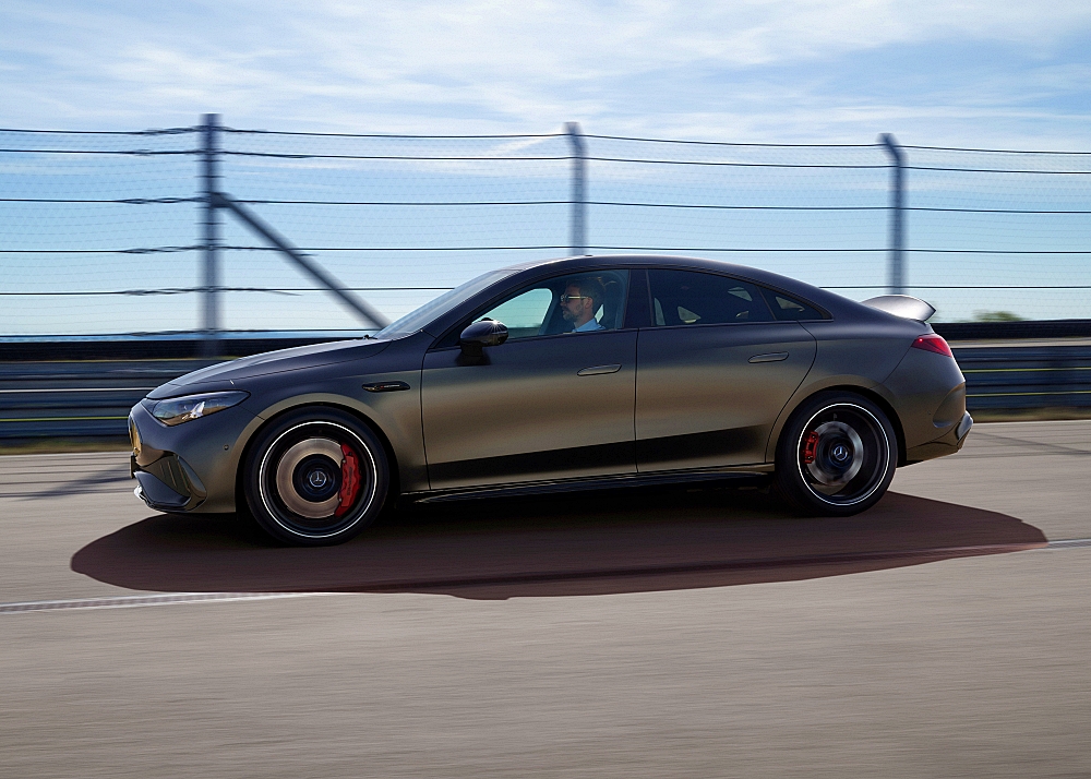 Der neue elektrische Mercedes-AMG CLA 45 4MATIC+. Exterieur Farbe: MANUFAKTUR graphit grau magno Interieur Polster: ARTICO/Microcut schwarz / racegelb Energieverbrauch kombiniert: 18,7‒16,5 kWh/100 km | CO₂-Emissionen kombiniert: 0 g/km | CO₂-Klasse: A Die Angaben sind vorläufig. Es liegen bislang weder bestätigte Werte von einer amtlich anerkannten Prüforganisation noch eine EG-Typgenehmigung noch eine Konformitätsbescheinigung mit amtlichen Werten vor. Abweichungen zwischen den Angaben und den amtlichen Werten sind möglich. The new Mercedes-AMG CLA 45 4MATIC+ electric. Exterior color: MANUFAKTUR graphite grey magno Interior color: ARTICO Microcut black / race yellow Energy consumption combined: 18.7–16.5 kWh/100 km | Combined CO₂ emissions: 0 g/km | CO₂ class: A The figures are provisional. To date, there are no confirmed figures from an officially recognised testing organisation, nor is there an EC type-approval or a certificate of conformity containing official figures. There may be discrepancies between the figures provided and the official figures.