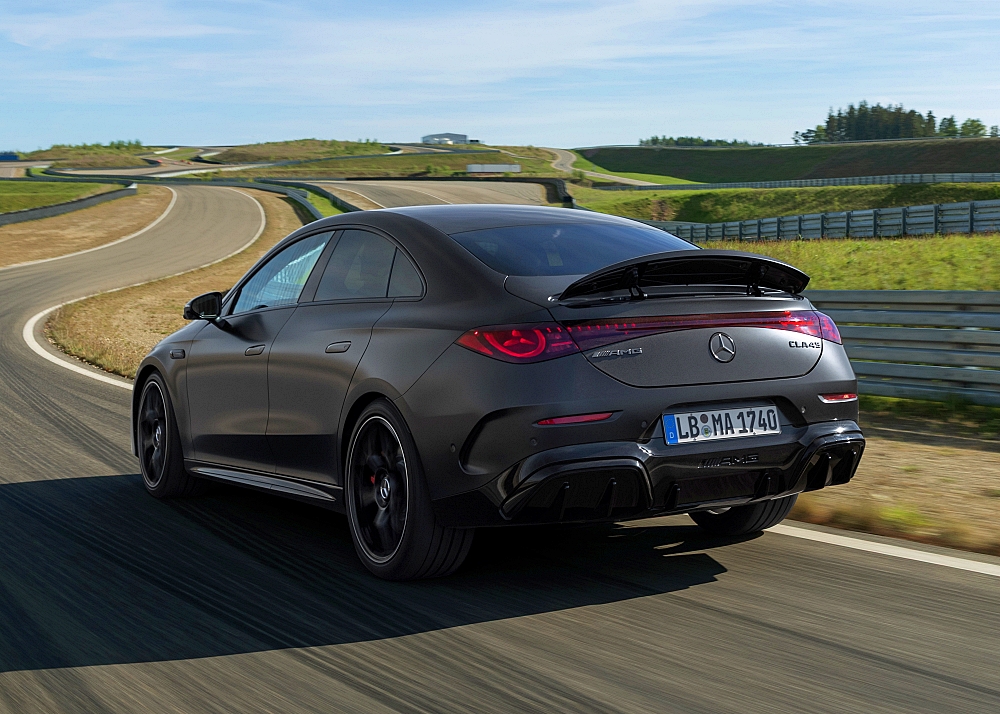 Der neue elektrische Mercedes-AMG CLA 45 4MATIC+. Exterieur Farbe: MANUFAKTUR graphit grau magno Interieur Polster: ARTICO/Microcut schwarz / racegelb Energieverbrauch kombiniert: 18,7‒16,5 kWh/100 km | CO₂-Emissionen kombiniert: 0 g/km | CO₂-Klasse: A Die Angaben sind vorläufig. Es liegen bislang weder bestätigte Werte von einer amtlich anerkannten Prüforganisation noch eine EG-Typgenehmigung noch eine Konformitätsbescheinigung mit amtlichen Werten vor. Abweichungen zwischen den Angaben und den amtlichen Werten sind möglich. The new Mercedes-AMG CLA 45 4MATIC+ electric. Exterior color: MANUFAKTUR graphite grey magno Interior color: ARTICO Microcut black / race yellow Energy consumption combined: 18.7–16.5 kWh/100 km | Combined CO₂ emissions: 0 g/km | CO₂ class: A The figures are provisional. To date, there are no confirmed figures from an officially recognised testing organisation, nor is there an EC type-approval or a certificate of conformity containing official figures. There may be discrepancies between the figures provided and the official figures.