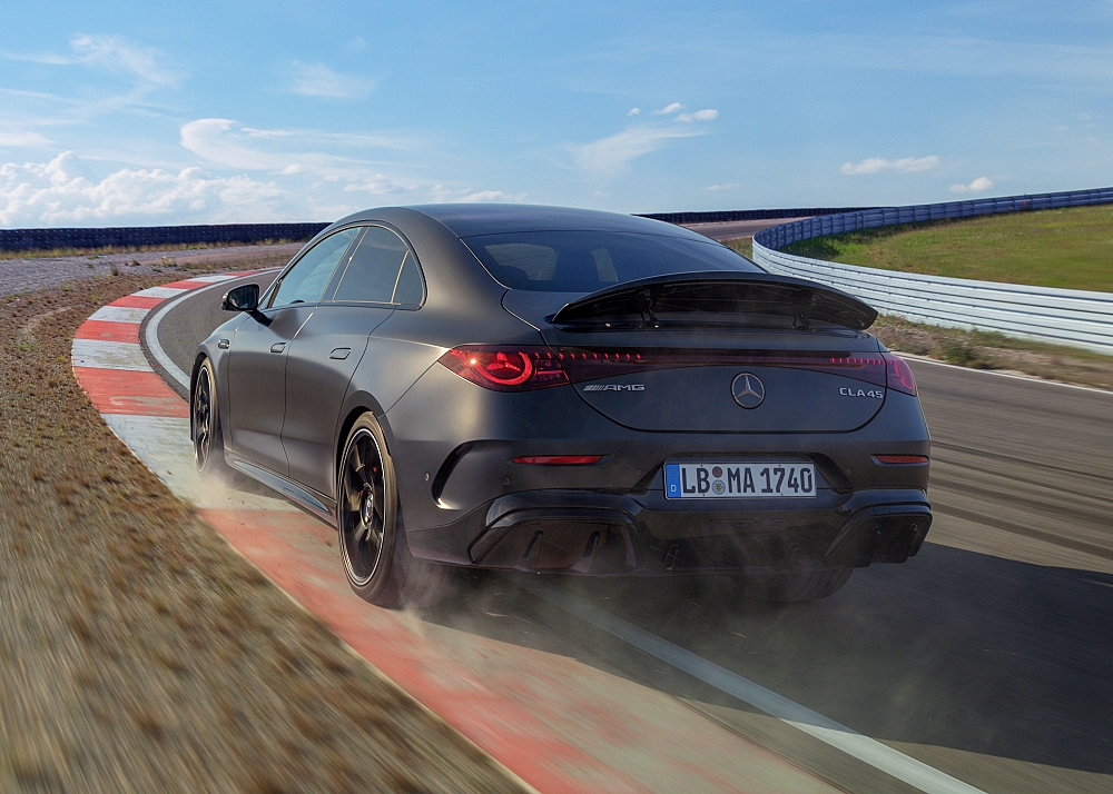 Der neue elektrische Mercedes-AMG CLA 45 4MATIC+. Exterieur Farbe: MANUFAKTUR graphit grau magno Interieur Polster: ARTICO/Microcut schwarz / racegelb Energieverbrauch kombiniert: 18,7‒16,5 kWh/100 km | CO₂-Emissionen kombiniert: 0 g/km | CO₂-Klasse: A Die Angaben sind vorläufig. Es liegen bislang weder bestätigte Werte von einer amtlich anerkannten Prüforganisation noch eine EG-Typgenehmigung noch eine Konformitätsbescheinigung mit amtlichen Werten vor. Abweichungen zwischen den Angaben und den amtlichen Werten sind möglich. The new Mercedes-AMG CLA 45 4MATIC+ electric. Exterior color: MANUFAKTUR graphite grey magno Interior color: ARTICO Microcut black / race yellow Energy consumption combined: 18.7–16.5 kWh/100 km | Combined CO₂ emissions: 0 g/km | CO₂ class: A The figures are provisional. To date, there are no confirmed figures from an officially recognised testing organisation, nor is there an EC type-approval or a certificate of conformity containing official figures. There may be discrepancies between the figures provided and the official figures.