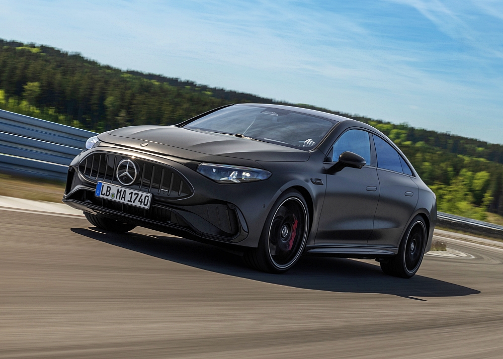 Der neue elektrische Mercedes-AMG CLA 45 4MATIC+. Exterieur Farbe: MANUFAKTUR graphit grau magno Interieur Polster: ARTICO/Microcut schwarz / racegelb Energieverbrauch kombiniert: 18,7‒16,5 kWh/100 km | CO₂-Emissionen kombiniert: 0 g/km | CO₂-Klasse: A Die Angaben sind vorläufig. Es liegen bislang weder bestätigte Werte von einer amtlich anerkannten Prüforganisation noch eine EG-Typgenehmigung noch eine Konformitätsbescheinigung mit amtlichen Werten vor. Abweichungen zwischen den Angaben und den amtlichen Werten sind möglich. The new Mercedes-AMG CLA 45 4MATIC+ electric. Exterior color: MANUFAKTUR graphite grey magno Interior color: ARTICO Microcut black / race yellow Energy consumption combined: 18.7–16.5 kWh/100 km | Combined CO₂ emissions: 0 g/km | CO₂ class: A The figures are provisional. To date, there are no confirmed figures from an officially recognised testing organisation, nor is there an EC type-approval or a certificate of conformity containing official figures. There may be discrepancies between the figures provided and the official figures.