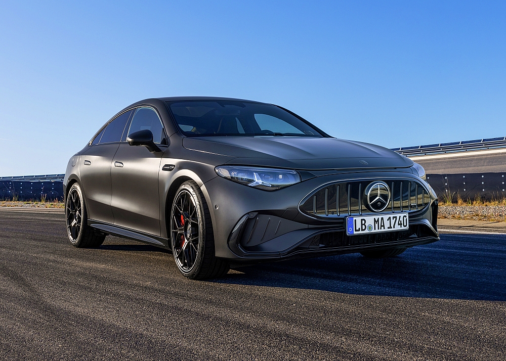 Der neue elektrische Mercedes-AMG CLA 45 4MATIC+. Exterieur Farbe: MANUFAKTUR graphit grau magno Interieur Polster: ARTICO/Microcut schwarz / racegelb Energieverbrauch kombiniert: 18,7‒16,5 kWh/100 km | CO₂-Emissionen kombiniert: 0 g/km | CO₂-Klasse: A Die Angaben sind vorläufig. Es liegen bislang weder bestätigte Werte von einer amtlich anerkannten Prüforganisation noch eine EG-Typgenehmigung noch eine Konformitätsbescheinigung mit amtlichen Werten vor. Abweichungen zwischen den Angaben und den amtlichen Werten sind möglich. The new Mercedes-AMG CLA 45 4MATIC+ electric. Exterior color: MANUFAKTUR graphite grey magno Interior color: ARTICO Microcut black / race yellow Energy consumption combined: 18.7–16.5 kWh/100 km | Combined CO₂ emissions: 0 g/km | CO₂ class: A The figures are provisional. To date, there are no confirmed figures from an officially recognised testing organisation, nor is there an EC type-approval or a certificate of conformity containing official figures. There may be discrepancies between the figures provided and the official figures.