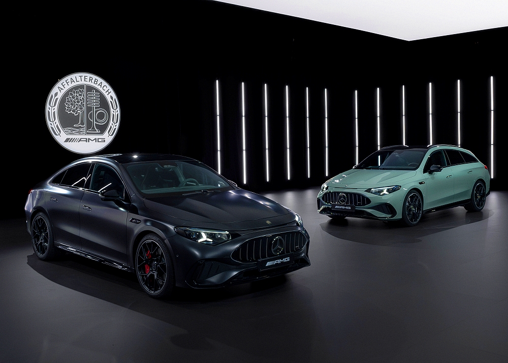 Der neue elektrische Mercedes-AMG CLA 45 4MATIC+. Coupé: Exterieur Farbe: MANUFAKTUR graphit grau magno Interieur Polster: ARTICO/Microcut schwarz / racegelb Energieverbrauch kombiniert: 18,7‒16,5 kWh/100 km | CO₂-Emissionen kombiniert: 0 g/km | CO₂-Klasse: A Shooting Brake: Exterieur Farbe: Aqua-Mint Uni Interior Polster: ARTICO/Microcut schwarz Energieverbrauch kombiniert: 19,6‒17,4 kWh/100 km | CO₂-Emissionen kombiniert: 0 g/km | CO₂-Klasse: A Die Angaben sind vorläufig. Es liegen bislang weder bestätigte Werte von einer amtlich anerkannten Prüforganisation noch eine EG-Typgenehmigung noch eine Konformitätsbescheinigung mit amtlichen Werten vor. Abweichungen zwischen den Angaben und den amtlichen Werten sind möglich. The new Mercedes-AMG CLA 45 4MATIC+ electric. Coupé: Exterior color: MANUFAKTUR graphite grey magno Interior: ARTICO Microcut black / race yellow Energy consumption combined: 18.7–16.5 kWh/100 km | Combined CO₂ emissions: 0 g/km | CO₂ class: A Shooting Brake: Exterior color: Aqua-mint non-metallic Interior: ARTICO Microcut Black Energy consumption combined: 19.6–17.4 kWh/100 km | Combined CO₂ emissions: 0 g/km | CO₂ class: A The figures are provisional. To date, there are no confirmed figures from an officially recognised testing organisation, nor is there an EC type-approval or a certificate of conformity containing official figures. There may be discrepancies between the figures provided and the official figures.