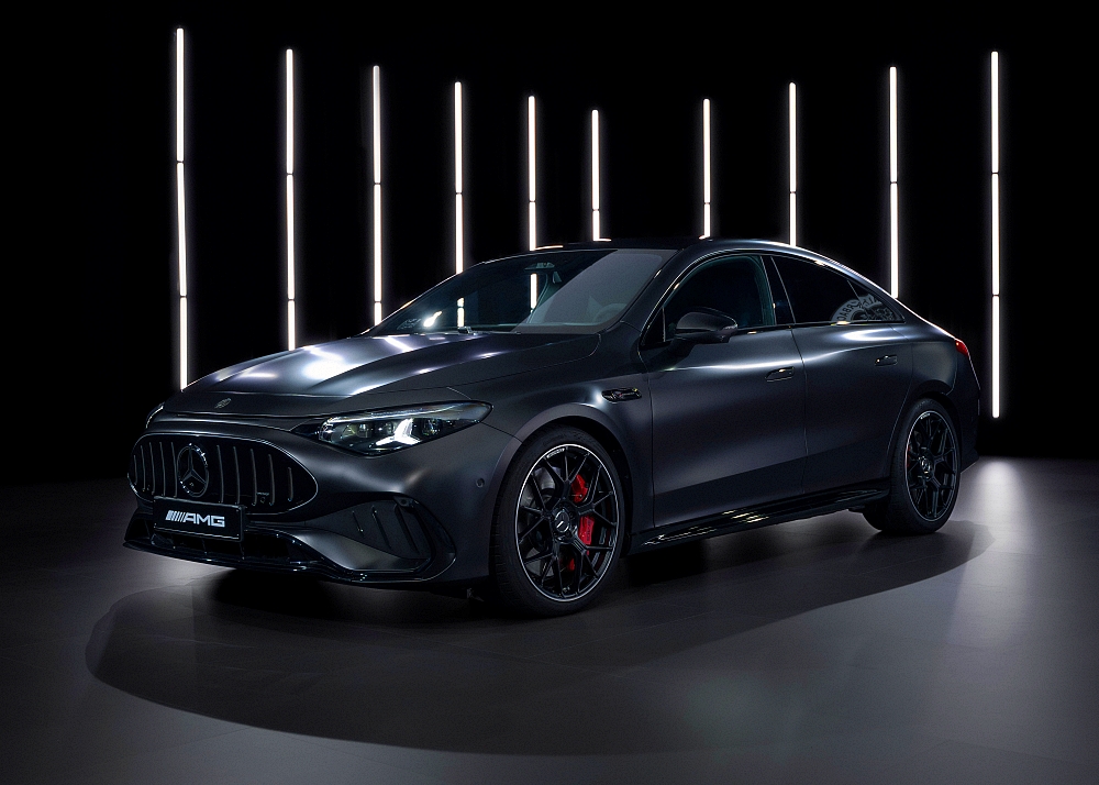 Der neue elektrische Mercedes-AMG CLA 45 4MATIC+. Exterieur Farbe: MANUFAKTUR graphit grau magno Interieur Polster: ARTICO/Microcut schwarz / racegelb Energieverbrauch kombiniert: 18,7‒16,5 kWh/100 km | CO₂-Emissionen kombiniert: 0 g/km | CO₂-Klasse: A Die Angaben sind vorläufig. Es liegen bislang weder bestätigte Werte von einer amtlich anerkannten Prüforganisation noch eine EG-Typgenehmigung noch eine Konformitätsbescheinigung mit amtlichen Werten vor. Abweichungen zwischen den Angaben und den amtlichen Werten sind möglich. The new Mercedes-AMG CLA 45 4MATIC+ electric. Exterior color: MANUFAKTUR graphite grey magno Interior color: ARTICO Microcut black / race yellow Energy consumption combined: 18.7–16.5 kWh/100 km | Combined CO₂ emissions: 0 g/km | CO₂ class: A The figures are provisional. To date, there are no confirmed figures from an officially recognised testing organisation, nor is there an EC type-approval or a certificate of conformity containing official figures. There may be discrepancies between the figures provided and the official figures.