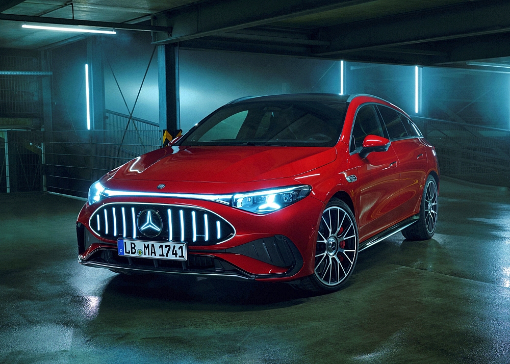 Der neue elektrische Mercedes-AMG CLA 45 4MATIC+. Exterieur Farbe: Aqua-Mint Uni Interior Polster: ARTICO/Microcut schwarz Energieverbrauch kombiniert: 19,6‒17,4 kWh/100 km | CO₂-Emissionen kombiniert: 0 g/km | CO₂-Klasse: A Die Angaben sind vorläufig. Es liegen bislang weder bestätigte Werte von einer amtlich anerkannten Prüforganisation noch eine EG-Typgenehmigung noch eine Konformitätsbescheinigung mit amtlichen Werten vor. Abweichungen zwischen den Angaben und den amtlichen Werten sind möglich. The new Mercedes-AMG CLA 45 4MATIC+ electric. Exterior color: Aqua-mint non-metallic Interior: ARTICO Microcut Black Energy consumption combined: 19.6–17.4 kWh/100 km | Combined CO₂ emissions: 0 g/km | CO₂ class: A The figures are provisional. To date, there are no confirmed figures from an officially recognised testing organisation, nor is there an EC type-approval or a certificate of conformity containing official figures. There may be discrepancies between the figures provided and the official figures.