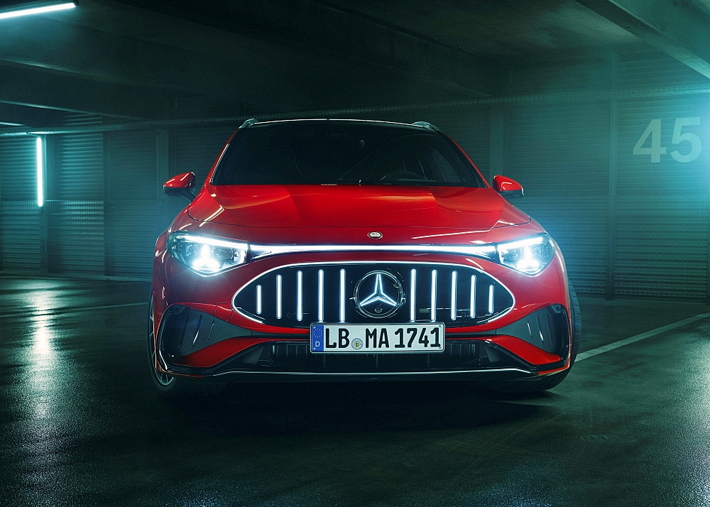 Der neue elektrische Mercedes-AMG CLA 45 4MATIC+. Exterieur Farbe: Aqua-Mint Uni Interior Polster: ARTICO/Microcut schwarz Energieverbrauch kombiniert: 19,6‒17,4 kWh/100 km | CO₂-Emissionen kombiniert: 0 g/km | CO₂-Klasse: A Die Angaben sind vorläufig. Es liegen bislang weder bestätigte Werte von einer amtlich anerkannten Prüforganisation noch eine EG-Typgenehmigung noch eine Konformitätsbescheinigung mit amtlichen Werten vor. Abweichungen zwischen den Angaben und den amtlichen Werten sind möglich. The new Mercedes-AMG CLA 45 4MATIC+ electric. Exterior color: Aqua-mint non-metallic Interior: ARTICO Microcut Black Energy consumption combined: 19.6–17.4 kWh/100 km | Combined CO₂ emissions: 0 g/km | CO₂ class: A The figures are provisional. To date, there are no confirmed figures from an officially recognised testing organisation, nor is there an EC type-approval or a certificate of conformity containing official figures. There may be discrepancies between the figures provided and the official figures.